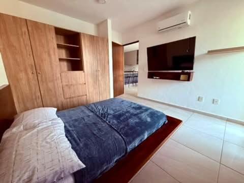 カンクンにあるCasa blancaのベッドと薄型テレビのある寝室