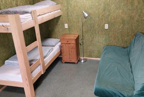 Кровать или кровати в номере Viesumāja Kuncīši Murjāņos