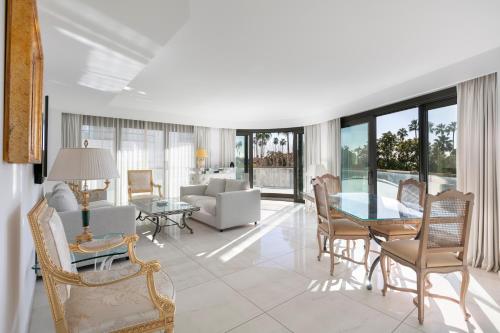 un salon avec une table et des chaises dans l'établissement PACA Properties 7C2 - appartement 3 chambres, à Cannes