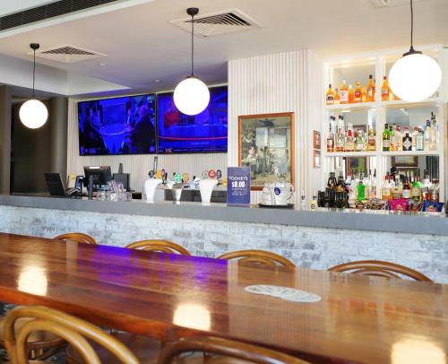 Ο χώρος του lounge ή του μπαρ στο Crown Hotel Surry Hills