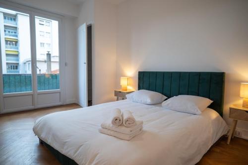 une chambre avec un lit avec des serviettes dessus dans l'établissement GuestReady - Modern comfort near Nice market, à Nice