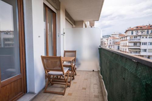 un balcon avec des chaises et une table sur un immeuble dans l'établissement GuestReady - Modern comfort near Nice market, à Nice