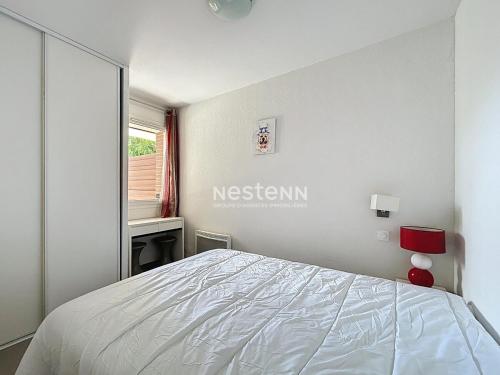 une chambre avec un lit blanc et une fenêtre dans l'établissement 3257-T2 dans une résidence avec piscine, à Argelès-sur-Mer