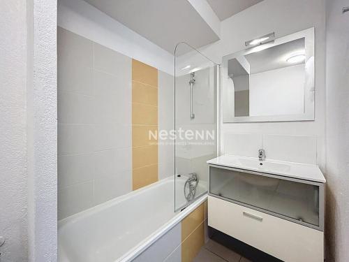 une salle de bain avec une douche, un lavabo et un miroir dans l'établissement 3257-T2 dans une résidence avec piscine, à Argelès-sur-Mer