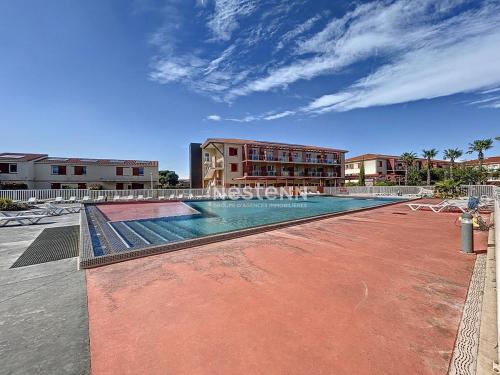 une piscine devant un immeuble dans l'établissement 3257-T2 dans une résidence avec piscine, à Argelès-sur-Mer