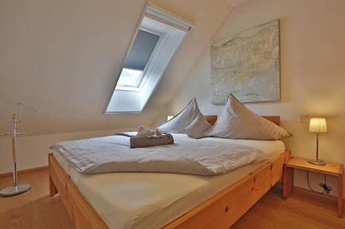 Ένα ή περισσότερα κρεβάτια σε δωμάτιο στο Landhaus Appartement Seidenwebergut Anif bei Salzburg
