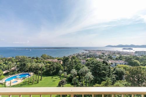 une vue sur l'océan depuis le balcon d'une maison dans l'établissement REF 1969 - Cannes - Penthouse with panoramic sea view for rent, à Cannes