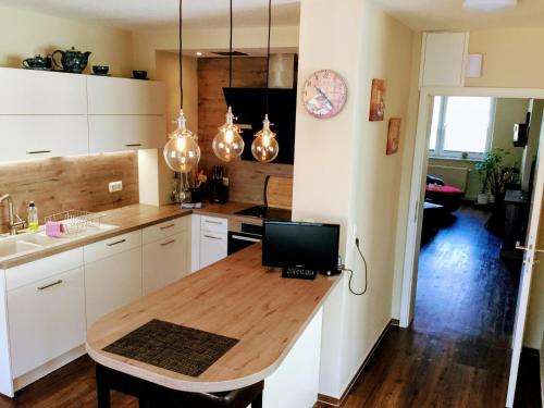 a kitchen with a wooden table in the middle at Feriengrundstück Direkt Am See Für 2 Erwachsene Und 3 Kinder in Dabel
