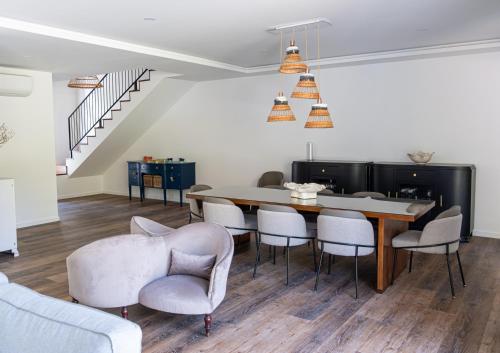 a dining room with a table and chairs at Casa da Bruma in Furnas