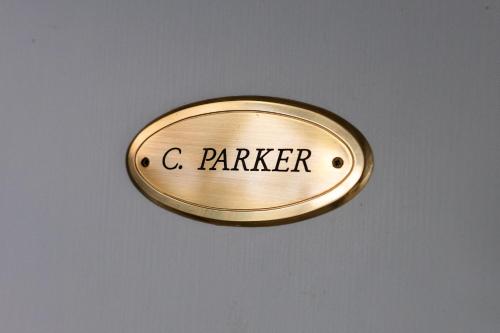 a gold sign that reads c parler on a wall at Casa della Musica in Verbania