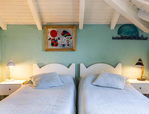two beds sitting next to each other in a bedroom at Casa della Musica in Verbania