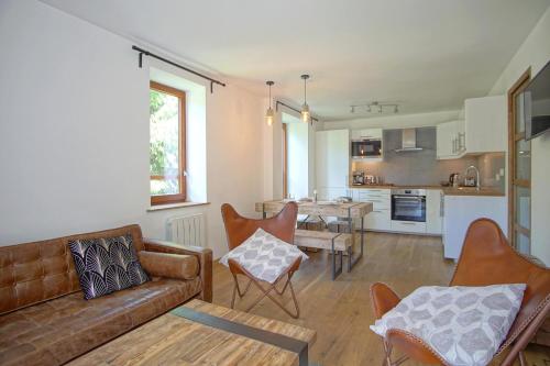 un salon avec un canapé et une table dans l'établissement La Terrasse - Balcon - Vues, aux Houches