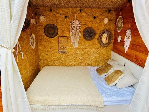 un lit dans une chambre avec un mur dans l'établissement La Cabane du Prestadou - Bain nordique et Sauna, à Arcambal