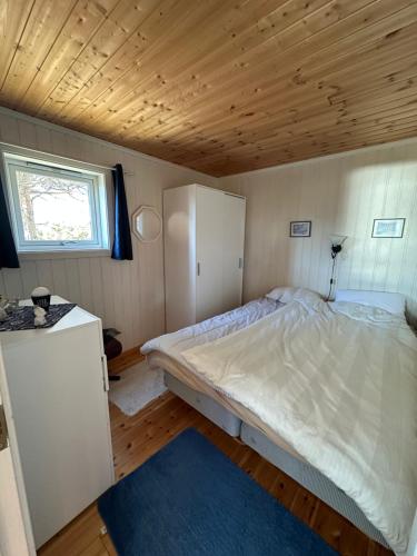 een kleine slaapkamer met een bed en een raam bij Nilsen in Fredrikstad