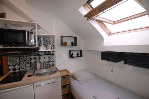 Cette petite chambre dispose d'un lavabo et d'une fenêtre. dans l'établissement Studio gare Viotte et centre ville, à Besançon