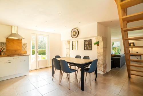 une cuisine et une salle à manger avec une table et des chaises dans l'établissement Superbe maison de campagne aux portes de Deauville, à Pierrefitte-en-Auge