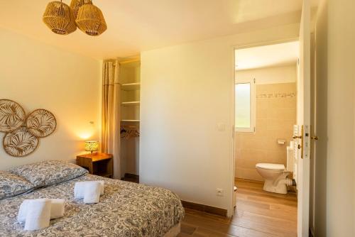 une chambre avec un lit et une salle de bain avec WC dans l'établissement Superbe maison de campagne aux portes de Deauville, à Pierrefitte-en-Auge