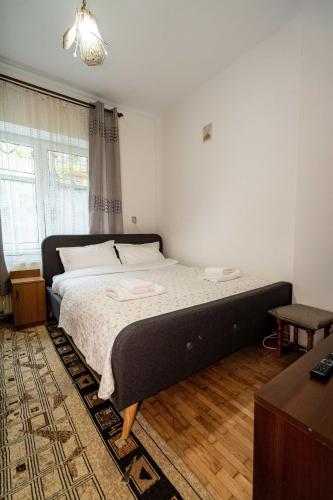 a bedroom with a large bed in a room at Retro Green Cottage with a Barkyard - Pet Friendly in Braşov