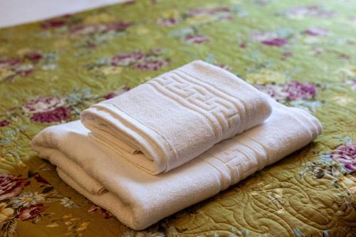 Billede fra billedgalleriet på Retro Green Cottage with a Barkyard - Pet Friendly i Braşov