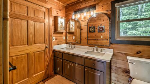 un bagno con lavandino, WC e specchio di Mountain Melody a Cherry Log