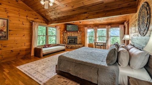 una camera con un letto in una baita di tronchi di Mountain Melody a Cherry Log