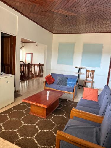 un salon avec deux canapés et une table basse dans l'établissement MANOIR DES PRINCESSES BAFOUSSAM, à Bafoussam