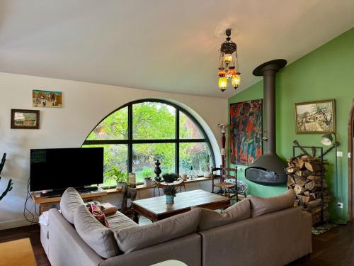 Μια τηλεόραση ή/και κέντρο ψυχαγωγίας στο Seine Riverside Getaway Ideal for Families near Paris