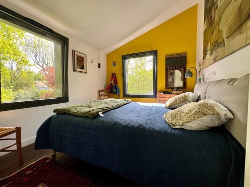 Ένα ή περισσότερα κρεβάτια σε δωμάτιο στο Seine Riverside Getaway Ideal for Families near Paris