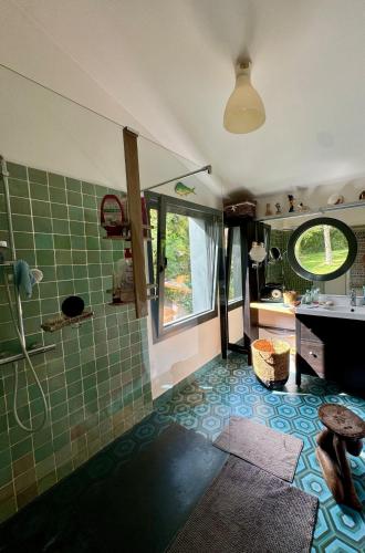 une salle de bain avec une douche et un lavabo et un lavabo dans l'établissement Seine Riverside Getaway Ideal for Families near Paris, à Villennes-sur-Seine