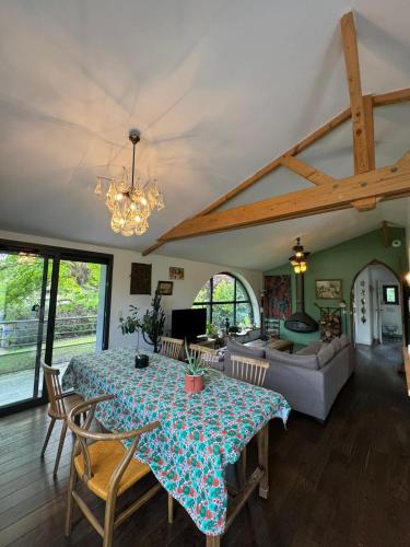 un salon avec une table et un canapé dans l'établissement Seine Riverside Getaway Ideal for Families near Paris, à Villennes-sur-Seine