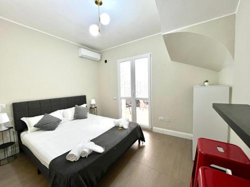 una camera da letto con un letto con asciugamani sopra di La Costa Rooms a Flumini di Quartu