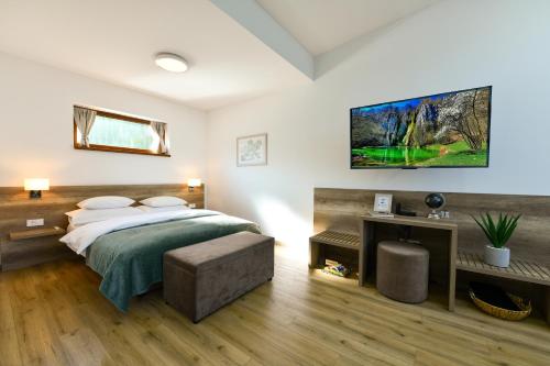 una camera da letto con un letto e una TV a parete di House Bramado a Seliste Dreznicko
