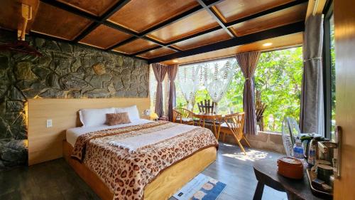 Postel nebo postele na pokoji v ubytování Natural Home Đà Lạt