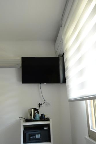 a small microwave in a room with a window at Il Sole e la Luna B&B in Garda in Garda