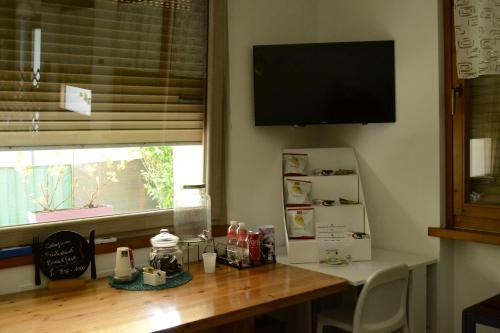 a room with a desk with a television on the wall at Il Sole e la Luna B&B in Garda in Garda