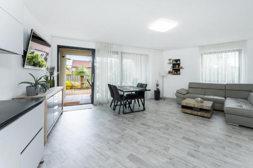 TV a/nebo společenská místnost v ubytování Palm Garden Apartment 2