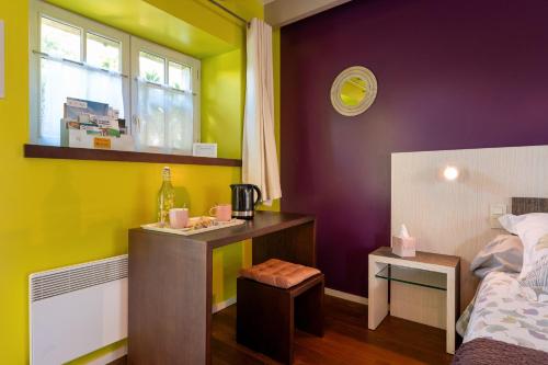 Ein Bett oder Betten in einem Zimmer der Unterkunft Chambres d'hôtes avec piscine