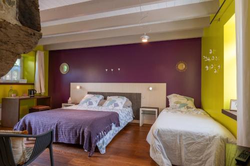 Ein Bett oder Betten in einem Zimmer der Unterkunft Chambres d'hôtes avec piscine