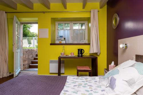 Ein Bett oder Betten in einem Zimmer der Unterkunft Chambres d'hôtes avec piscine