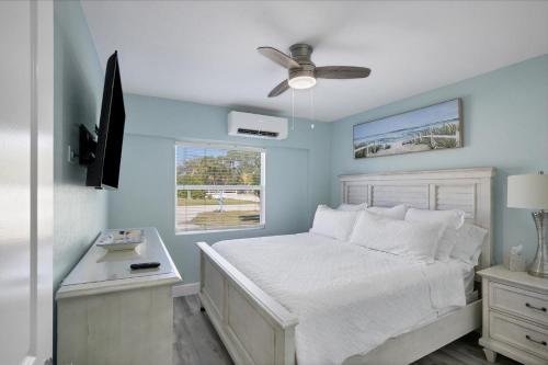a bedroom with a bed with a ceiling fan and a window at 1 BR, Heated POOL, 1 Mile direct gulf access, GREAT Location, Dockage Apt B in Englewood