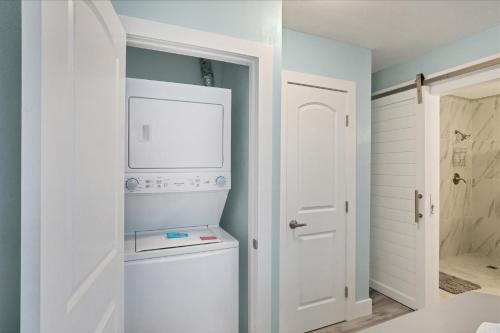 a white laundry room with a washer and dryer at 1 BR, Heated POOL, 1 Mile direct gulf access, GREAT Location, Dockage Apt B in Englewood