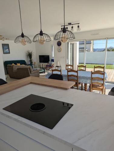 une cuisine et un salon avec vue sur l'océan dans l'établissement Magnifique maison proche des plages, à Plouzané
