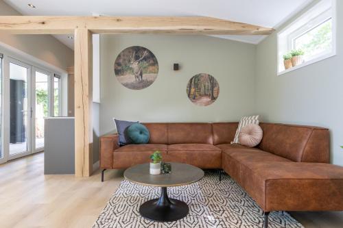 Χώρος καθιστικού στο Chalet FoRest Veluwe with private hottub