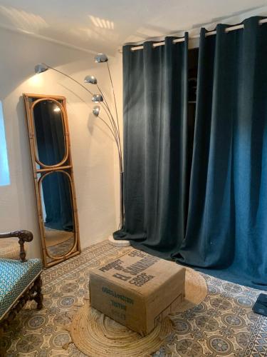 une boîte assise au sol devant une fenêtre dans l'établissement Atypical village house in Vence, à Vence