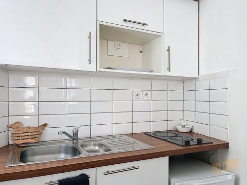 une cuisine avec un évier et un plan de travail dans l'établissement Studio Lumineux à deux pas du Vieux-Port - Les Frères de la Loc', à Marseille