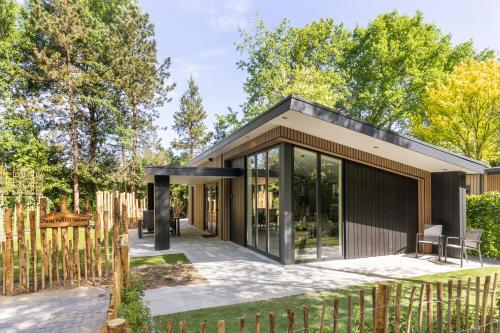 Κήπος έξω από το Chalet FoRest Veluwe with private hottub