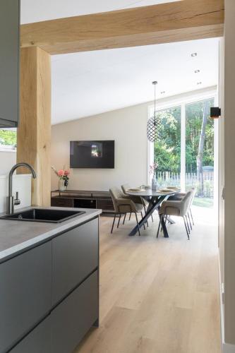 Η κουζίνα ή μικρή κουζίνα στο Chalet FoRest Veluwe with private hottub