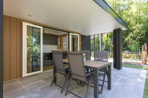 Αίθριο ή υπαίθριος χώρος στο Chalet FoRest Veluwe with private hottub