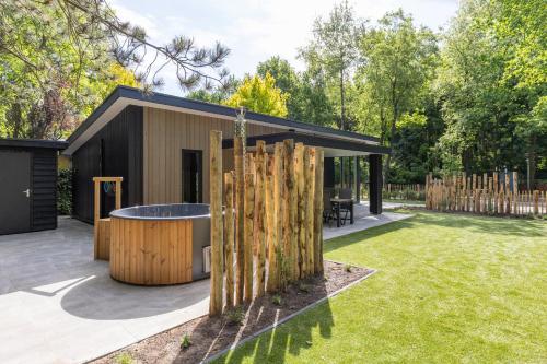 Κήπος έξω από το Chalet FoRest Veluwe with private hottub