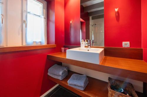 Ein Badezimmer in der Unterkunft Chambres d'hôtes avec piscine